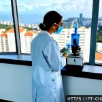 화학과 공공 건강 - Photorealistic public health chemistry laboratory in São Paulo, Brazil, Brazilian scientist in a whi...